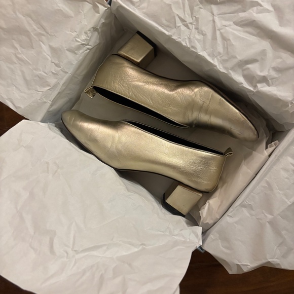 Gray Matters Mildred Pump - Light Gold - Comes with Box & Dust Bag - Picture 1 of 9